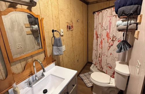 Browning Cottage | Charming 1-bedroom cottage in tranquil East Glacier Park with WiFi, AC