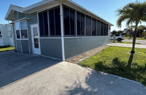 Fort Myers Beach House | Charming 1-bedroom mobile home with AC in Fort Myers Beach
