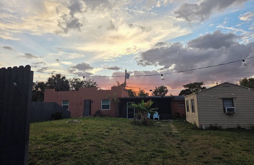 West Palm Beach Cottage | Charming 1-bedroom cottage in pleasant West Palm Beach with AC, WiFi