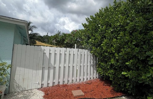 Lake Worth Apartment | Charming 1-bedroom apartment in fabulous Greenacres with AC