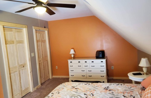 Ryegate Apartment | Charming 1-bedroom, apartment with queen size bed, WiFi, AC in serene Ryegate