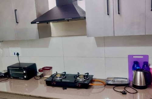 Zirakpur Apartment | Charming 1-bedroom apartment with AC, WiFi, Smart Tv-40inch in tranquil zirakpur