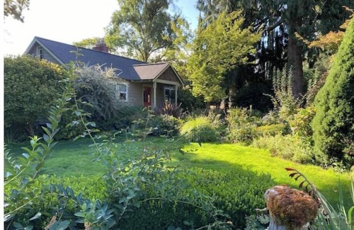Scholls Cottage | Charming 1-bedroom cottage in a peaceful garden setting.
