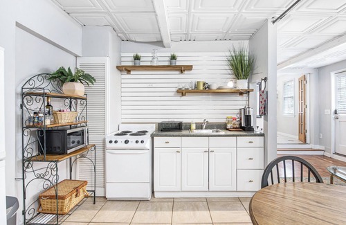 Virginia Highland Cottage | Charming 1-bedroom cottage with WiFi, Parking Near Piedmont Park and Beltline
