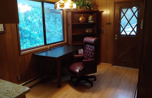 Mead House | Charming 1-bedroom country house with WiFi, AC in serene Mead