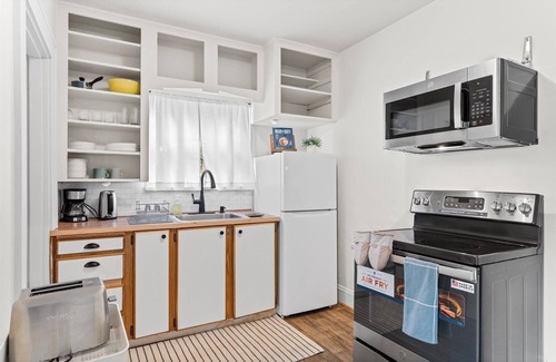 Piedmont House | Charming 1-bedroom duplex with WiFi, AC Fenced Backyard - Extended Stay Welcome