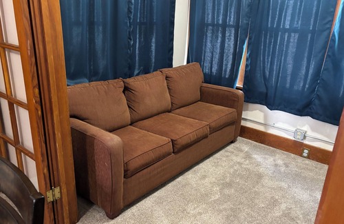 Rawlins House | Charming 1-bedroom Duplex with AC, WiFi, Gym access etc.