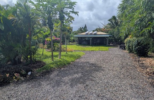 Kehena House | Charming 1-bedroom Glamping Getaway in Pāhoa with WiFi