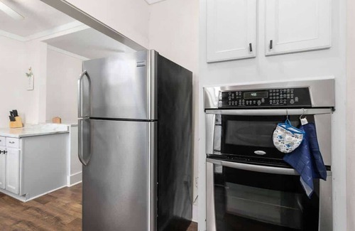 East Lake Morton House | Charming 1-Bedroom Home in Lakeland!