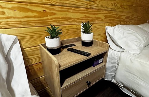 Timpson Hotel | Charming 1-bedroom hotel with WiFi and AC in wonderful Timpson