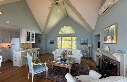 Prides Crossing Cottage | Charming 1-bedroom seaside cottage in enchanting Marblehead with WiFi, AC