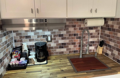 Eisenhower House | Charming 1-bedroom 1 bathroom suite with AC, WiFi in Lehigh Acres