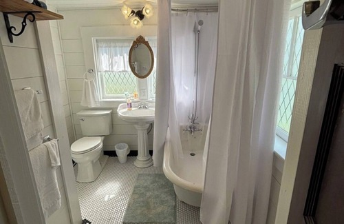 Claiborne Cottage | Charming 1-bedroom cottage with WiFi, AC in fabulous West Monroe