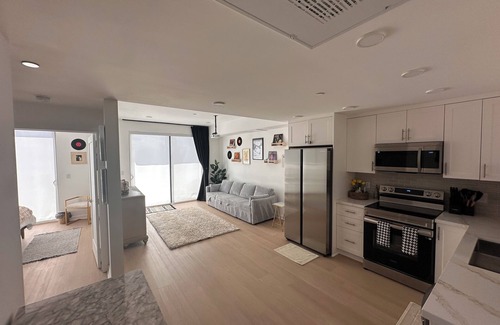 Commerce Apartment | Charming 1-BR Apartment in Koreatown LA W/Free Parking, Fitness Room, WiFi