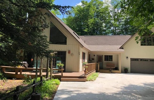 Cedar House | Charming 1 King BR near Leland