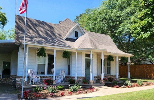 Winnsboro House | Charming 1885 Farmhouse-quiet street-1 minute to downtown and farmer's market!