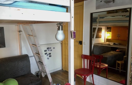 Quartier de Rochechouart House | Charming 18m2 private room sleeping 1 to 4 with bathroom at the foot of Montmartre.