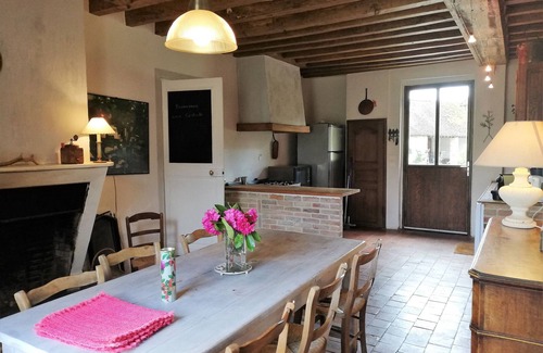 Sainte-Montaine Cottage | Charming 18th Century House in Sologne with Private Park, Lake, and Fireplace