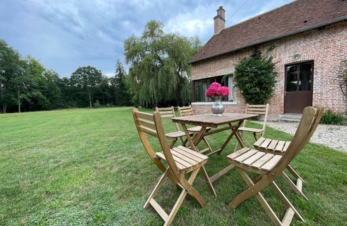 Sainte-Montaine Cottage | Charming 18th Century House in Sologne with Private Park, Lake, and Fireplace