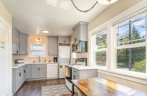 Wallingford House | Charming 1920s home in a prime location with W/D, AC, and water access