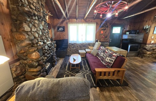 Tomahawk Cabin | Charming 1940s Cabin on Mohawksin, Firepit, Kayaks/Canoes Incl. Close to Trails