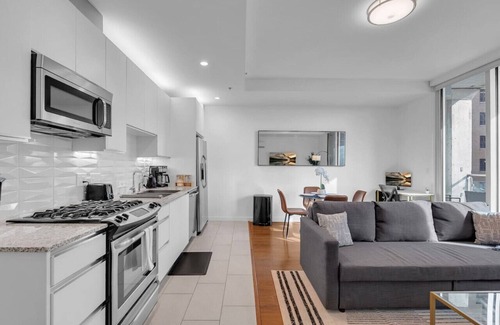 Downtown Tulsa Apartment | Charming 1BR NearBOKCntr-Gym,Lounge,Balcony,PetOK