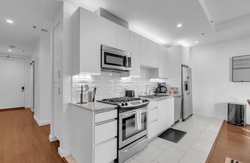 Downtown Tulsa Apartment | Charming 1BR NearBOKCntr-Gym,Lounge,Balcony,PetOK