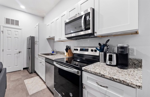 Downtown Pittsburgh Apartment | Charming 1BR: Steps to Football Fun!