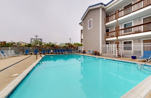 Caine Woods Condo | Charming 1st-floor condo w/community pool & furnished patio - walk to the beach