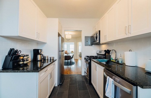 Detroit Apartment | Charming 2/1 Mid-Century Apt