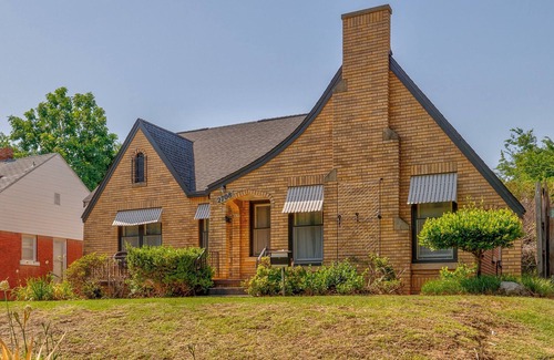 Miller House | Charming 2 bed/1 bath Tudor - Near Plaza & Midtown