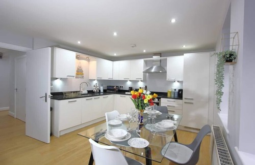 Reading City Centre Apartment | Charming 2 Bed 2 Bath Flat & Parking by CozyNest