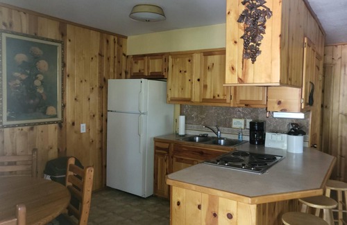 Pinetop Cabin | Charming 2-bedroom Cabin 3 in terrific Pinetop-Lakeside with WiFi & Hot Tub!