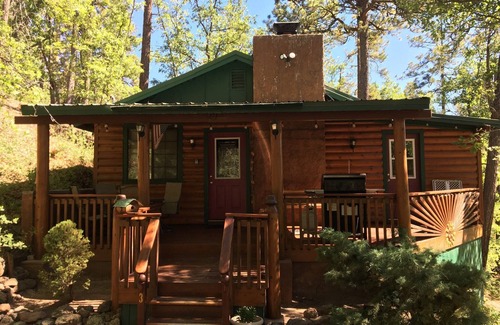 Pinetop Cabin | Charming 2-bedroom Cabin 3 in terrific Pinetop-Lakeside with WiFi & Hot Tub!