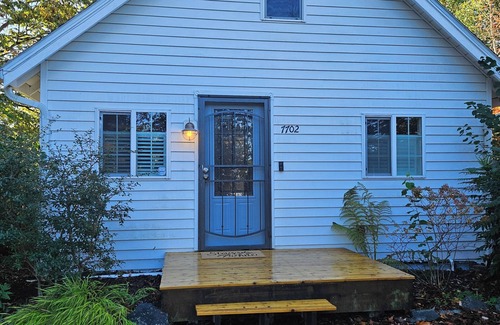 University Place House | Charming 2-bedroom house in superb University Place with WiFi