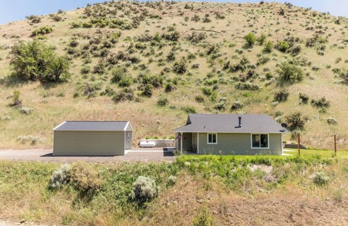 Horseshoe Bend House | Charming 2-bedroom house on the Payette River in tranquil Horseshoe Bend