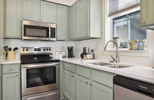 Ocean Springs Cottage | Charming 2-bedroom cottage in peaceful Ocean Springs with AC