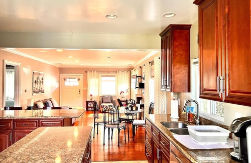 South Redondo House | Charming 2-bedroom house with WiFi in wonderful Redondo Beach.17 houses away 🏝️