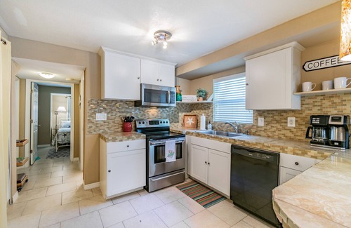 La Vista Apartment | Charming 2 bedroom, 2 bath close to beach