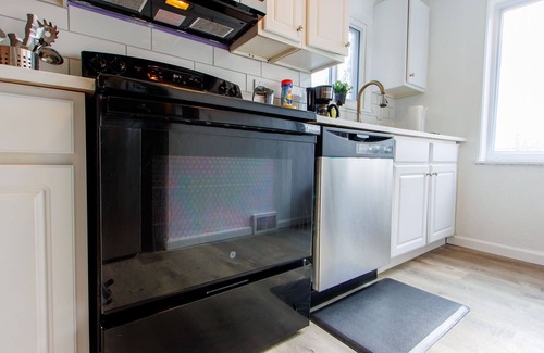 Pittsburgh Apartment | Charming 2-bedroom apartment with Parking & WiFi in peaceful Pittsburgh