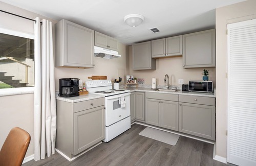 Columbus Apartment | Charming 2-bedroom apartment with AC, WiFi near OSU and Hospitals