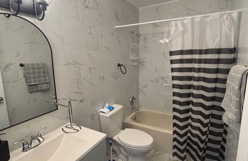 Matteson Apartment | Charming 2-bedroom apartment in marvelous Matteson with AC, WiFi l