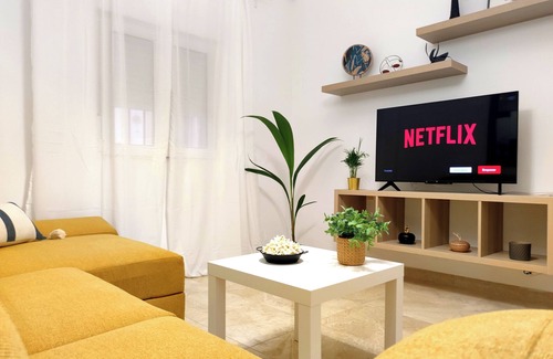 R.E.N.F.E. Apartment | Charming 2-bedroom apartment with WiFi, AC in marvelous Málaga