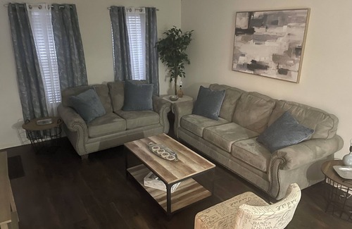 Madison Apartment | Charming 2-bedroom apartment with WiFi, AC in lovely Madison
