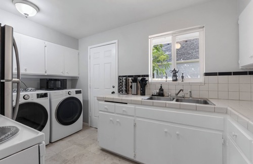 South Westside Apartment | Charming 2-bedroom apartment with WiFi, AC in Olympia