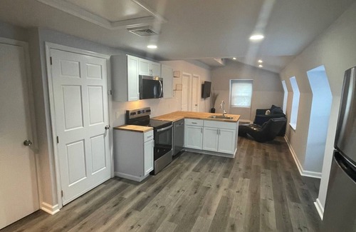 Aston Apartment | Charming 2-bedroom apartment with WiFi, AC in welcoming Media