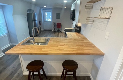 Aston Apartment | Charming 2-bedroom apartment with WiFi, AC in welcoming Media