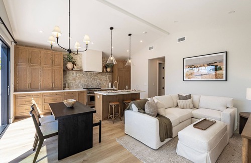 East Side Costa Mesa House | Charming 2-bedroom bungalow with AC, WiFi in Eastside Heights Costa Mesa