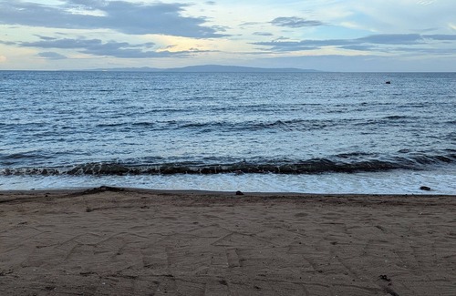 Dumaguete House | Charming 2-bedroom beach house with AC, WiFi in delightful Bacong