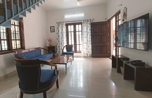Hebbal House | Charming 2-bedroom bungalow with Wi-Fi, AC, Parking in awesome Bengaluru-Hebbal